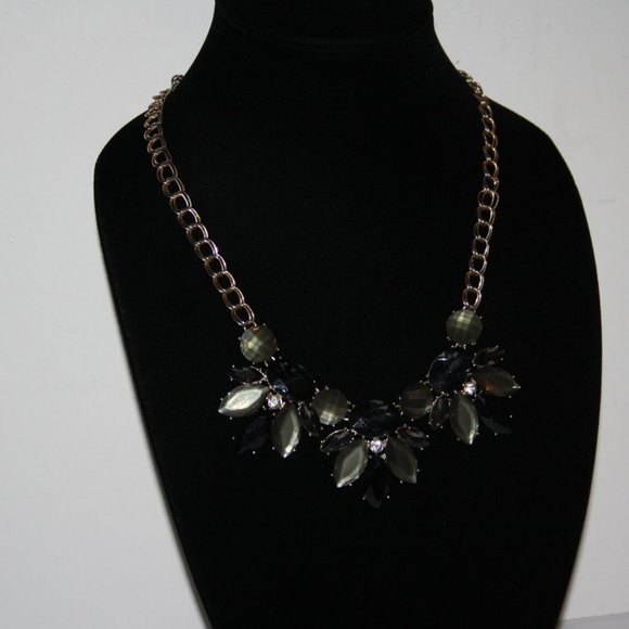Beautiful gold and green and black rhinestone bib style necklace 18-20" - Picture 4 of 5